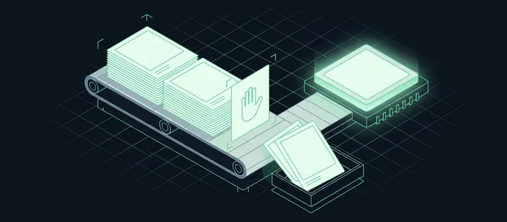 Illustration: Ein Förderband trägt Beitragskarten in einen KI-Block; ein Formular mit grünem Handflächen-Stoppsymbol leitet einige Karten in eine eigene Ablage um.