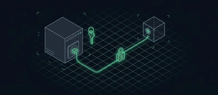 Illustration: Illustration: Ein grauer Server, von dem ein grünes Kabel zu einem kleinen Assistenten-Würfel führt; in der Mitte des Kabels sitzt ein grünes Schloss als Tor, daneben hängt ein einzelner Schlüssel am Ring.